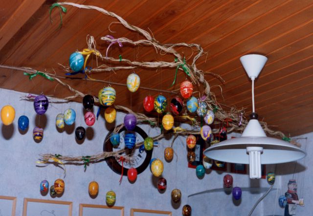 Marmorirana jajca v velikonočni dekoraciji