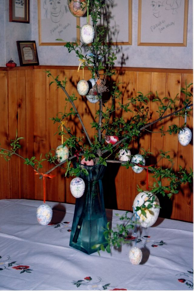 velikonočna dekoracija - servetna tehnika in steklene kroglice