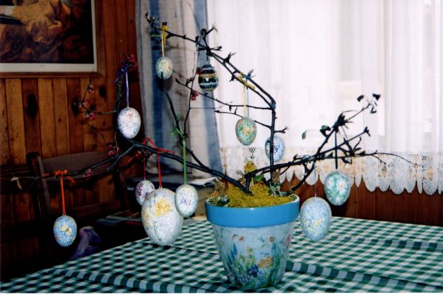 Velikonočna dekoracija - servetna tehnika in steklene kroglice