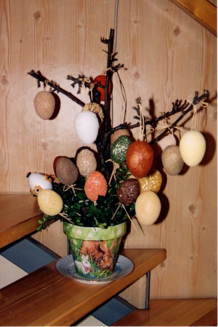 Velikonočna dekoracija - jajca iz stiropora, semena, začimbe, zelišča