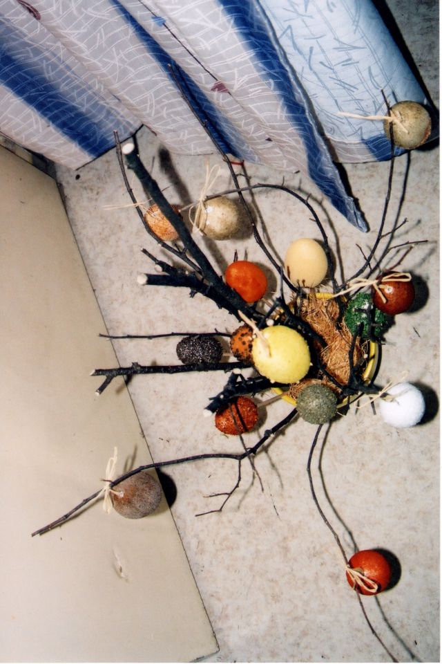 velikonočna dekoracija - jajca iz stiropora, semena, začimbe, zelišča