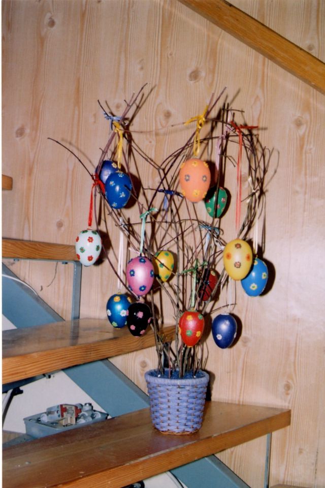 velikonočna dekoracija - pobarvana jajca iz stiropora in napihljive barve
