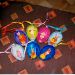figurice v plastičnih jajcah, pobarvanih z akrilnimi barvami