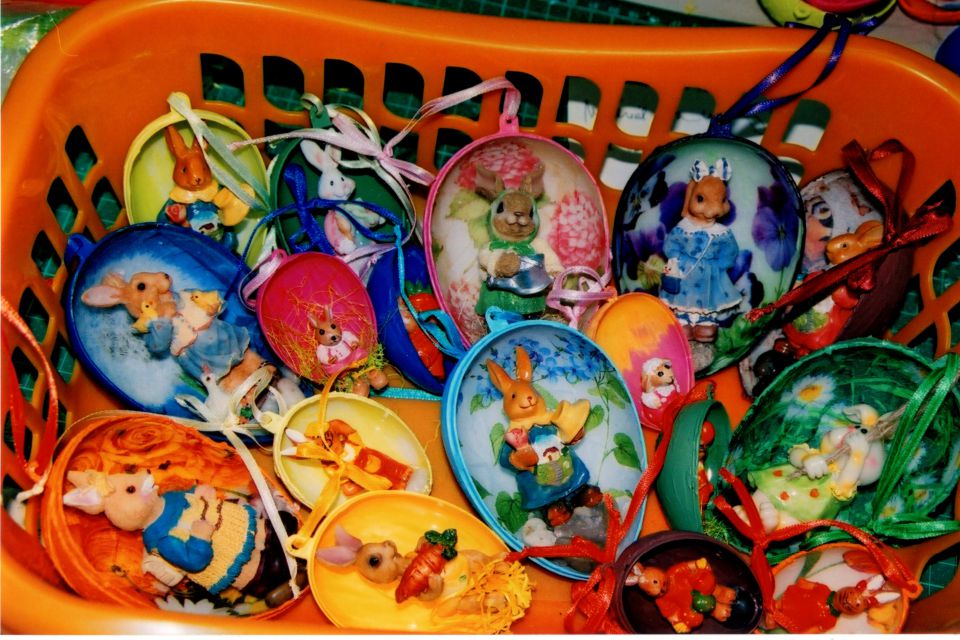 figurice v plastičnih jajcah, okrašenih s servetno tehniko