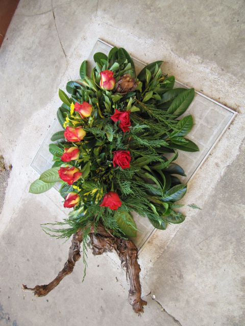 Ikebana za pokopališče z ene strani in...