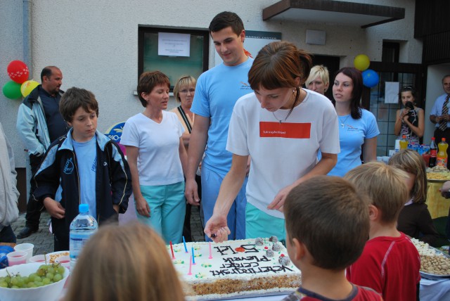 Sabina Fetič, dr. vet. med. prižiga svečke na torti