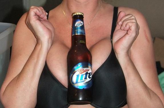 Dekleta in pitje piva - veliko zanimivega - foto povečava