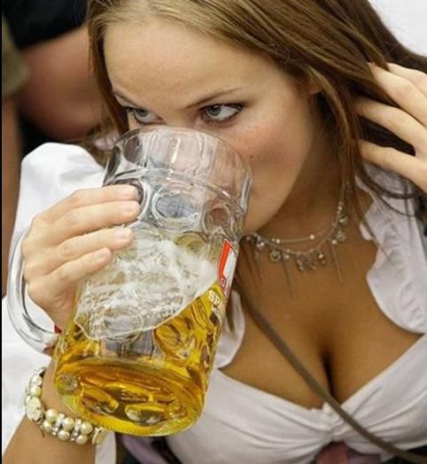 Dekleta in pitje piva - veliko zanimivega - foto povečava