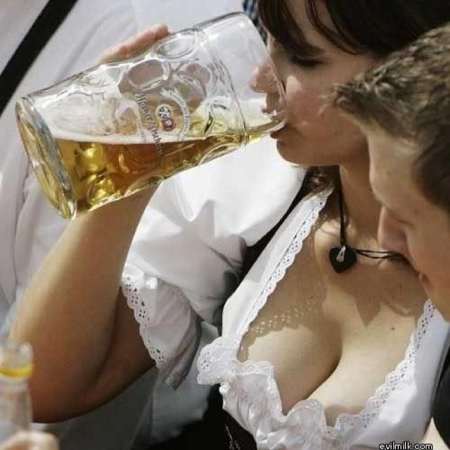 Dekleta in pitje piva - veliko zanimivega - foto