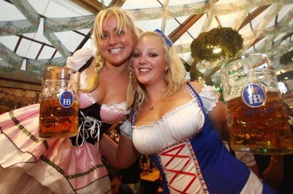 Dekleta in pitje piva - veliko zanimivega - foto