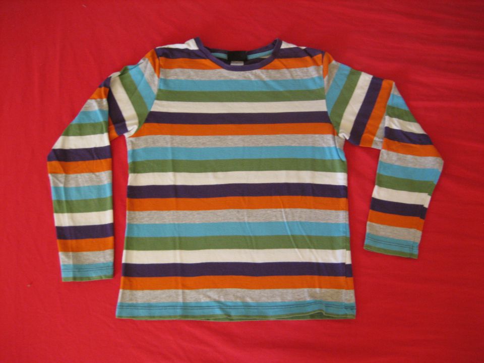 majčka hm, vel: 122/128, več nošena: 2,5 €