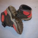 rdeče črni pohodni čevlji, ohranjeni, št. 33,  12 evr