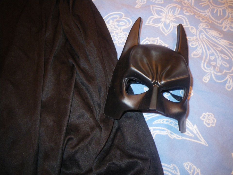 Batman z masko in ogrinjalom, zraven je še rjav pas, cena 16 evr