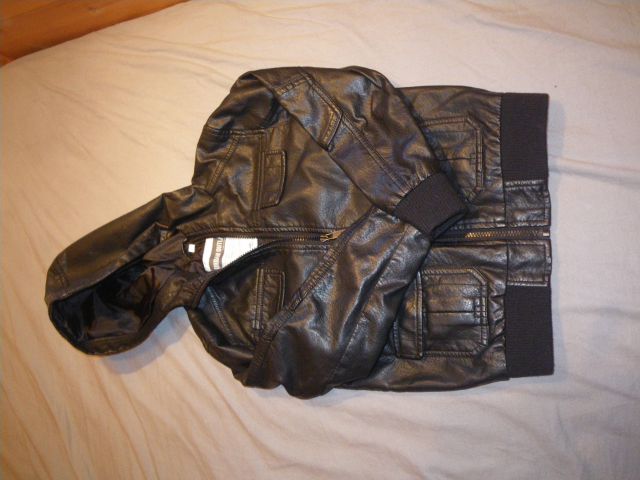 črna jakna, imitacija usnja, 7-8 l, 8 evr