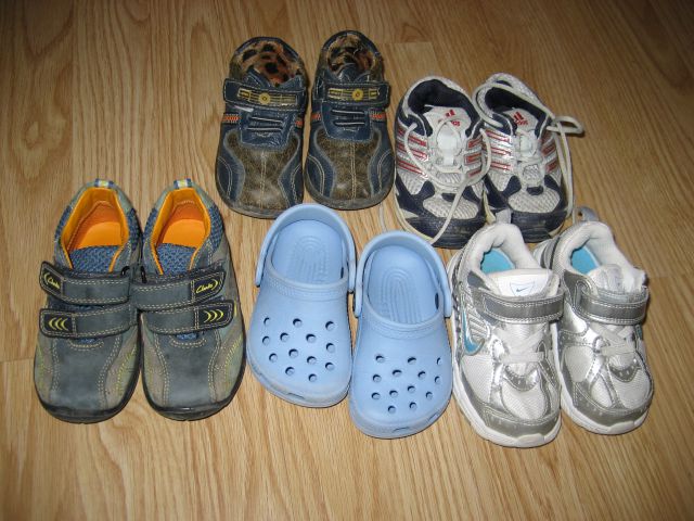 Crocs 20, nike 21, clarks 22