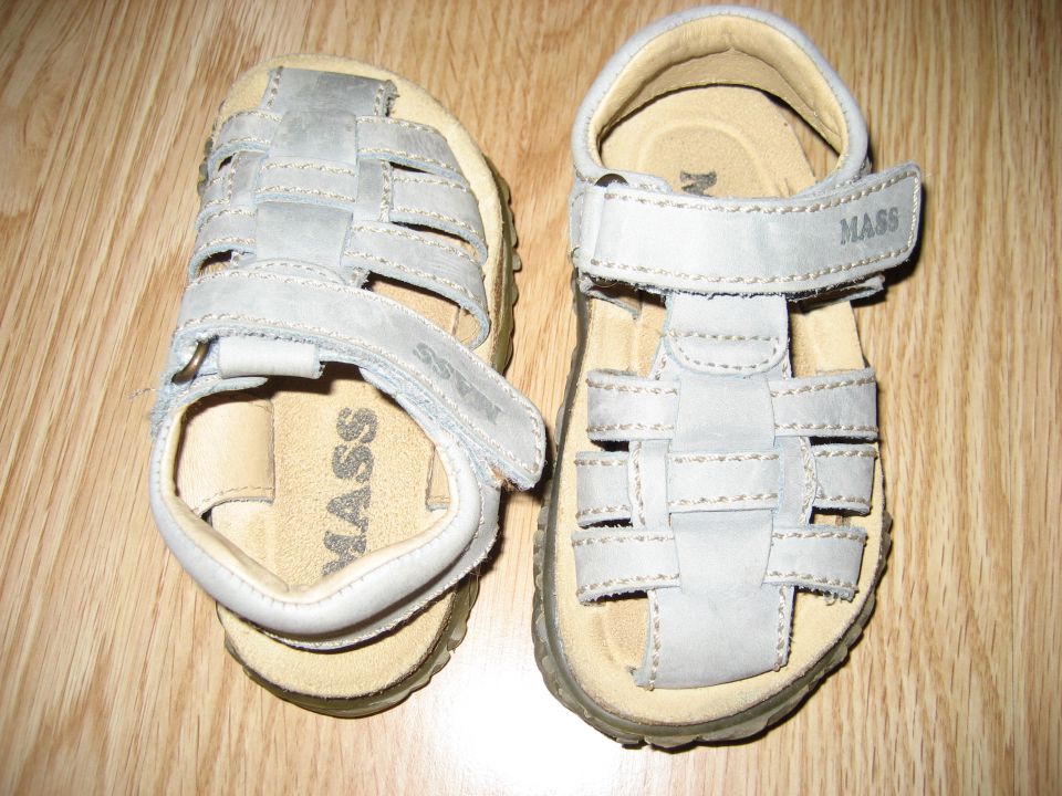 usnjeni sandali 22