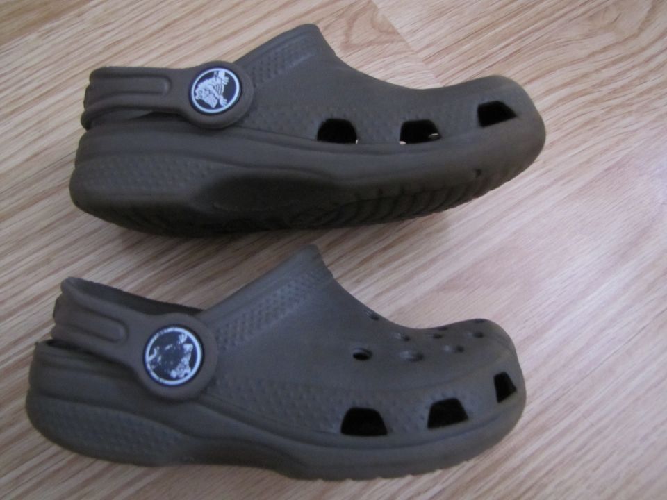 crocs 6-7 oz. 23