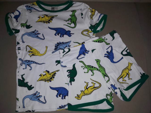 Pižama h&m 134-140 kratke hlače kratki rokavi dinozavri