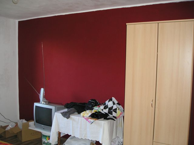 Umetniško barvanje stene v mali sobi