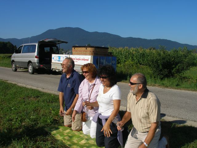 Ponižno sprejmemo imenovanje v barone in baronese barjanske