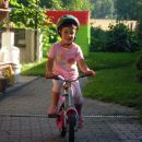 Deklica Pina se vozi z novim kolesom