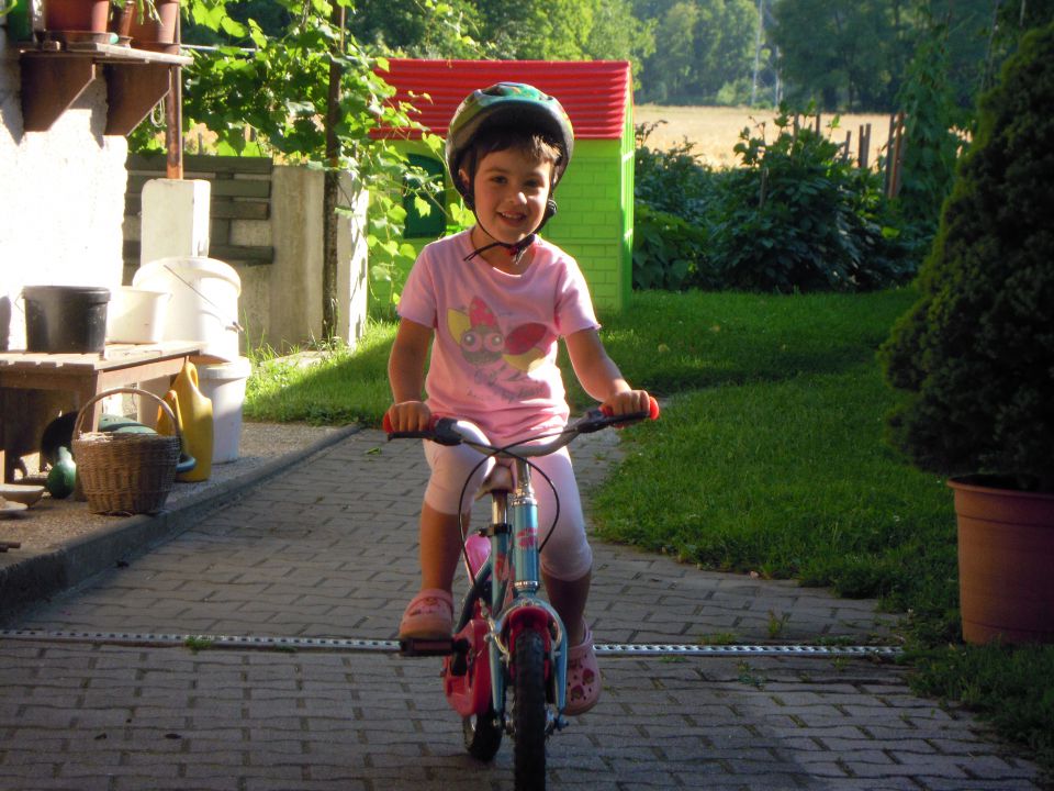 Deklica Pina se vozi z novim kolesom - foto povečava