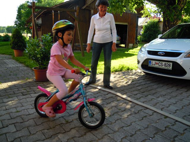 Deklica Pina se vozi z novim kolesom - foto