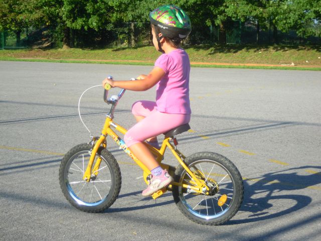 Deklica Pina se vozi z novim kolesom - foto
