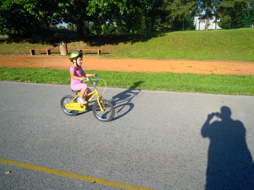 Deklica Pina se vozi z novim kolesom - foto povečava