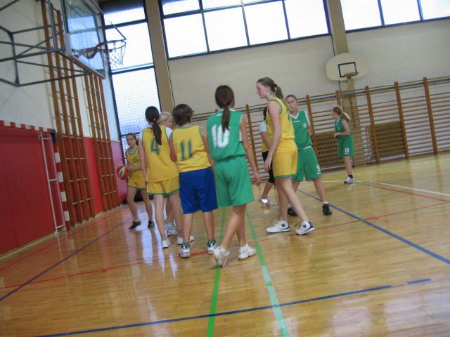 Košarka dekleta 18.11.2010 - foto