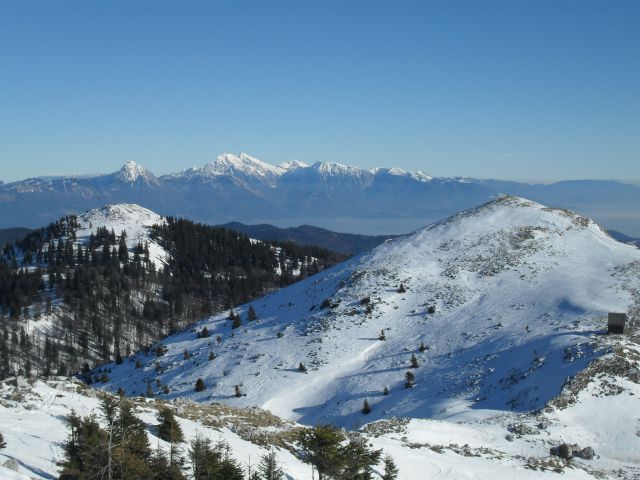 Gladki vrh, levo Kosmati vrh, zadaj pa Kamniško Savinjske alpe
