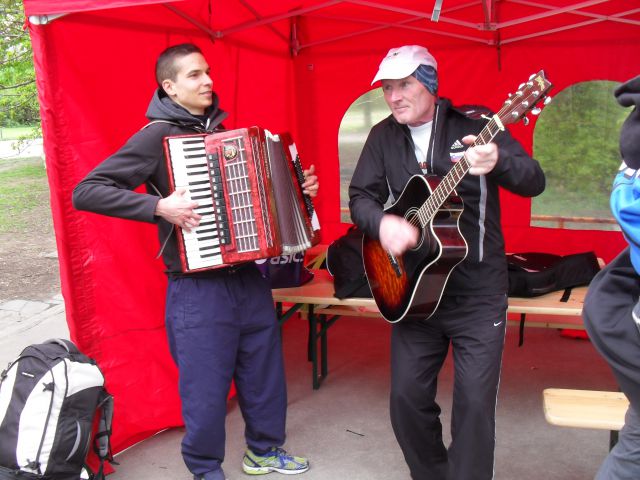 Zdravko na kitari in Uroš na harmoniki.