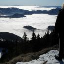 Spodaj levo planina Sp. Jirn, v dolini (do višine cca 800 m) pa megla.