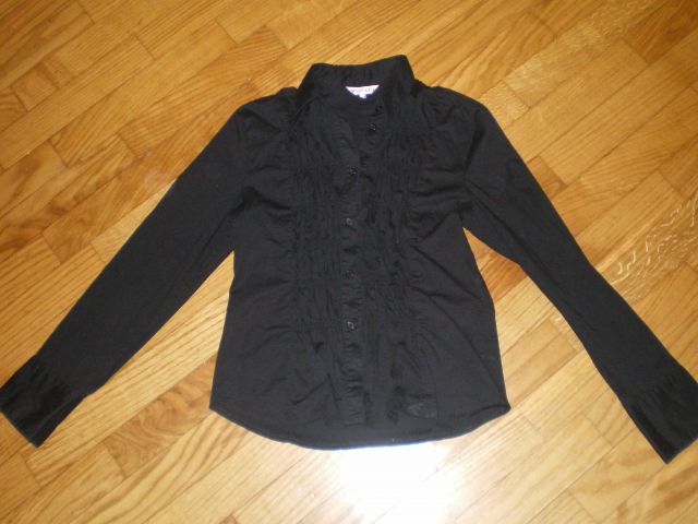črna srajčka, nabrana, zelo lepa, 5 eur