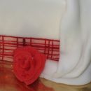rdeče vrtnice na torti