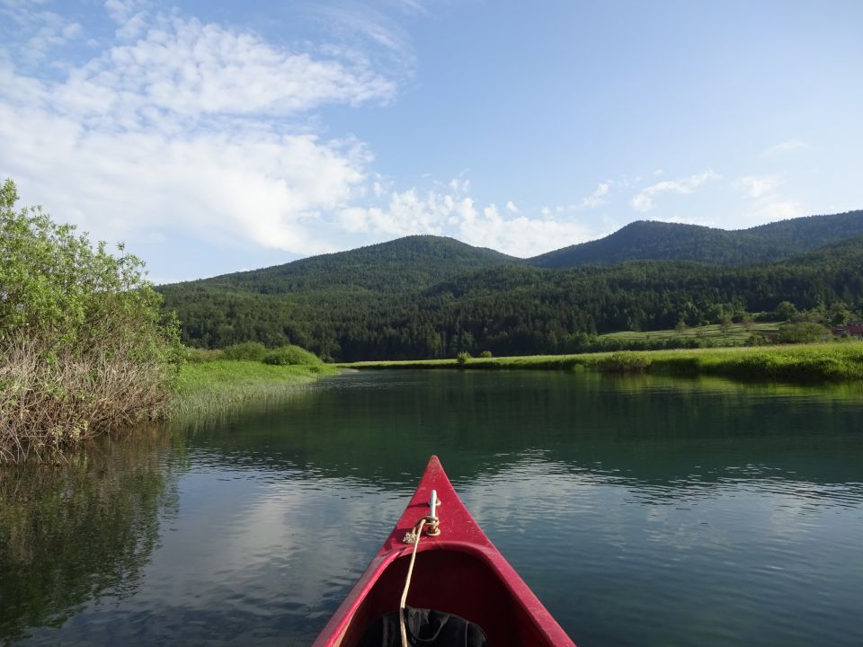 Cerkniško jezero s kanujem - foto povečava
