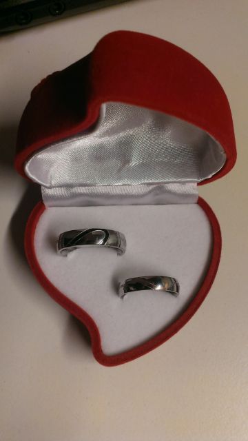 2 prstana iz titana + škatlica v obliki srčka