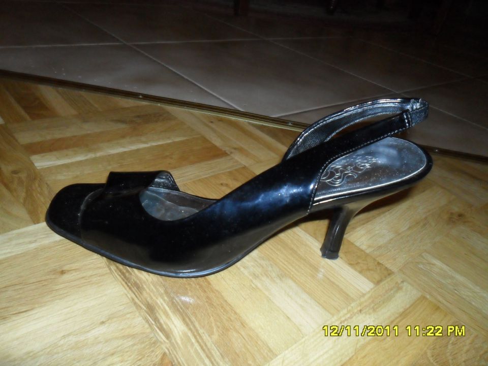 črni lakasti čevlji