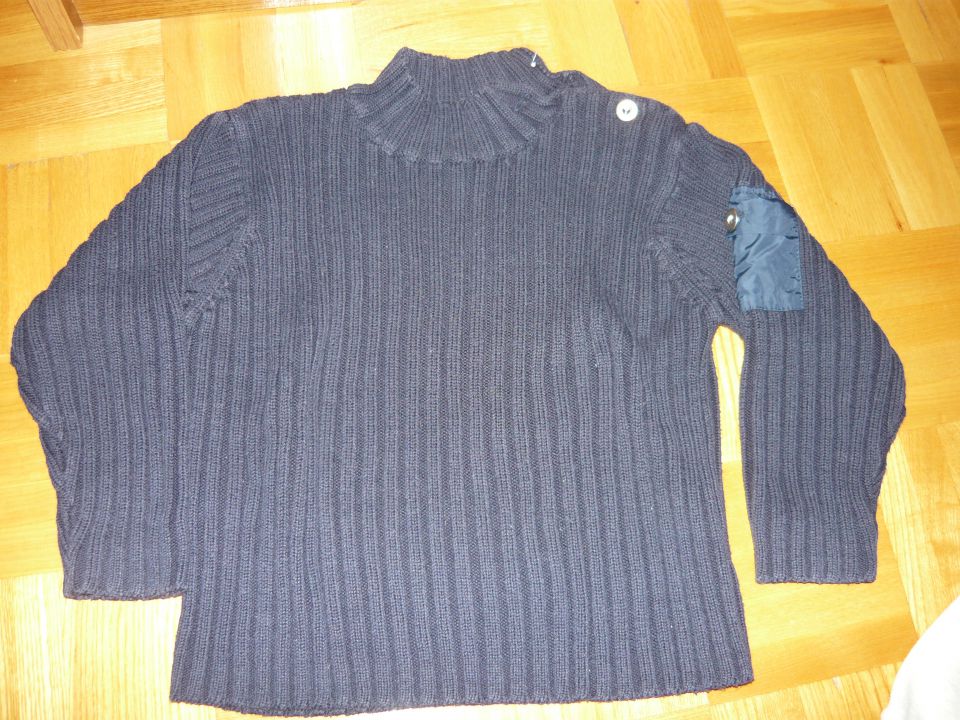 Pleten debelejši pulover 2 leti...3eur