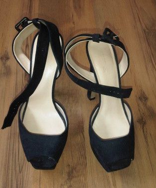črni sandali VISOKA PETA Zara  Cena: 40,00 €