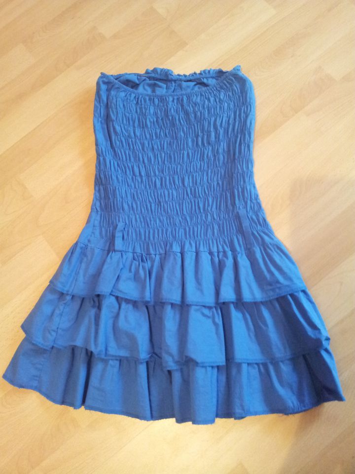izredno lepo oblekico v kraljevo modri barvi, št. XS / S - 5 €