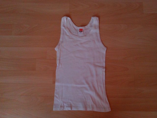 Spodnja majčka v 104 cena 1 eur