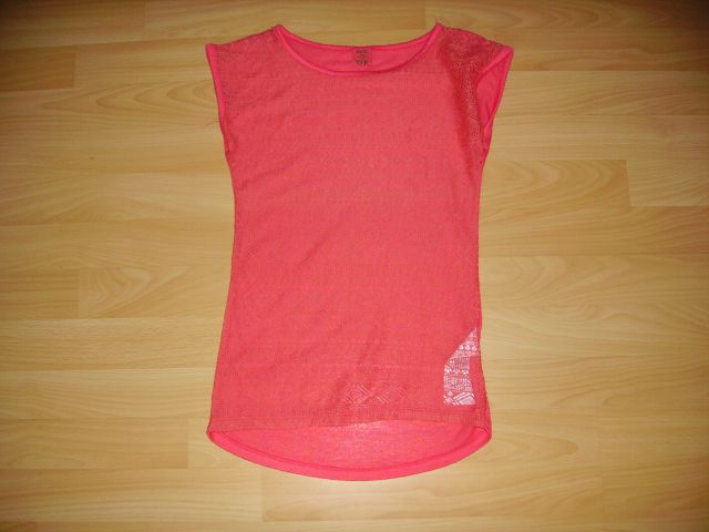 Majčka Y.E.K. v 146/152 cena 1,50 eur - bolj živa barva kot na sliki