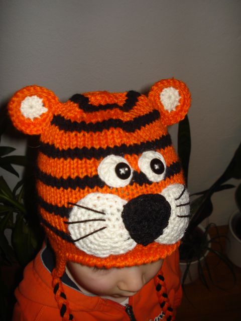 Ročno pletena kapa tiger
