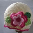 ročno pletena kapa roža