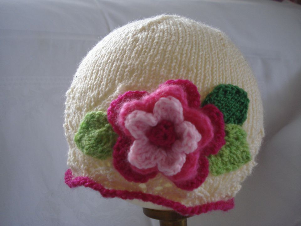 ročno pletena kapa roža