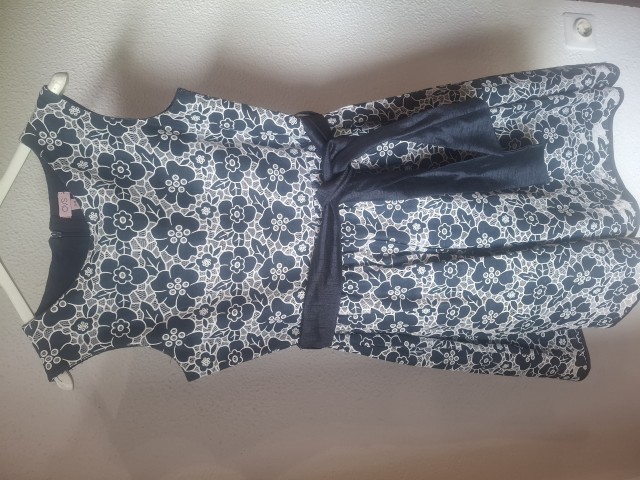 Svečana..spodaj podkrilo iz blaga...elegantna. vel 11-12 let, 152 Ovs