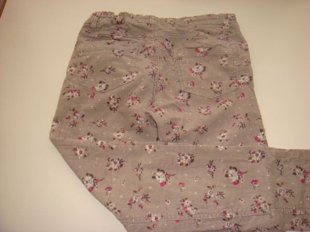 Žametne hlače z vzorcem H&M, 146, odlično ohranjene, mehke, razkorak 66 cm, 5€.