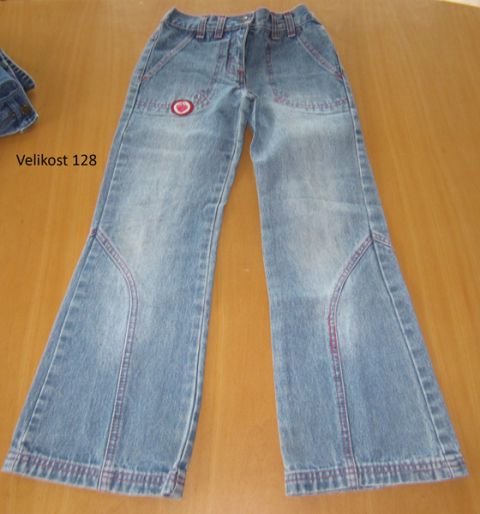 Jeans hlače na zvonec, velikost 128. 5€