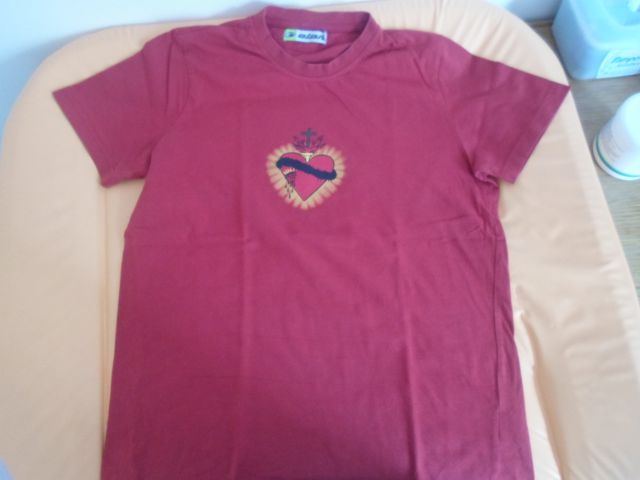 Majica Elan, velikost M, cena 5 eur (majica je živo rdče barve, slabša slika)